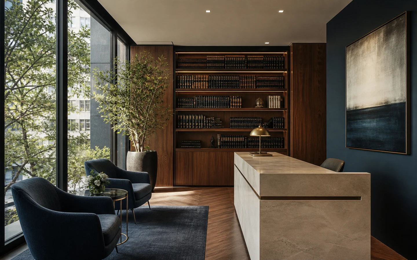Recepción y biblioteca de una oficina jurídica contemporánea en Ciudad de México
